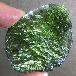 131,7 carats de moldavite de la République tchèque provenant de l'impact d'une météorite avec des éclats