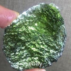 131,7 carats de moldavite de la République tchèque provenant de l'impact d'une météorite avec des éclats