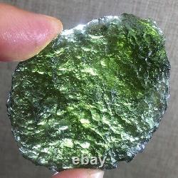 131,7 carats de moldavite de la République tchèque provenant de l'impact d'une météorite avec des éclats