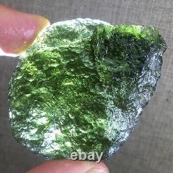 131,7 carats de moldavite de la République tchèque provenant de l'impact d'une météorite avec des éclats