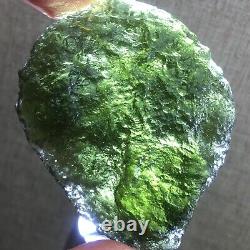 131,7 carats de moldavite de la République tchèque provenant de l'impact d'une météorite avec des éclats