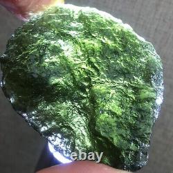 131,7 carats de moldavite de la République tchèque provenant de l'impact d'une météorite avec des éclats