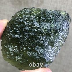 131,7 carats de moldavite de la République tchèque provenant de l'impact d'une météorite avec des éclats