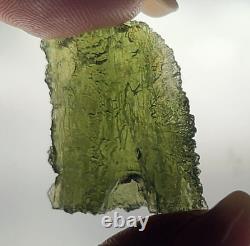 23,6 carats Moldavite de la République tchèque de 24 mm de long provenant de l'impact d'une météorite.