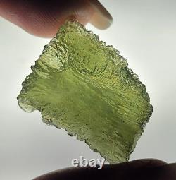 23,6 carats Moldavite de la République tchèque de 24 mm de long provenant de l'impact d'une météorite.