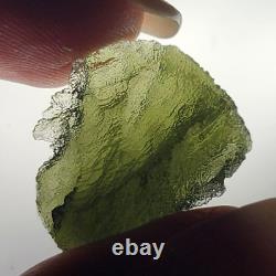 24.6 carats 23mm de long Moldavite de la République tchèque provenant de l'impact d'une météorite