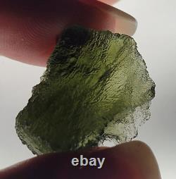 24.6 carats 23mm de long Moldavite de la République tchèque provenant de l'impact d'une météorite