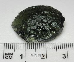 27,6 carats 26mm de long Moldavite de République tchèque provenant de l'impact d'une météorite