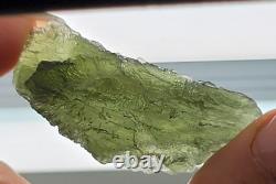 9,72 grammes 48,6 carats 47 mm de long Moldavite de la République tchèque provenant de l'impact d'une météorite