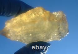 Échantillon d'impact de météorite de verre du désert libyen (450 ct) gemme jaune AAAA+