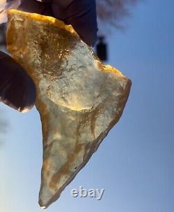 Échantillon d'impact de météorite en verre du désert libyen (505 crt) Outil flèche jaune