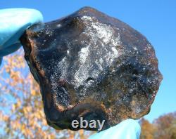 Échantillon d'impact de tectite de météorite de verre du désert libyen (930 crt) Gemme noire foncée A