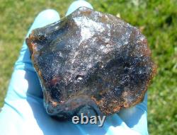 Échantillon d'impact de tectite de météorite de verre du désert libyen (930 crt) Gemme noire foncée A