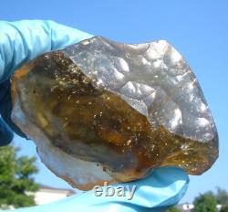 Échantillon d'impact de tectite de météorite en verre du désert libyen (840 crt) Lignes super bleues