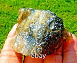 Échantillon d'impact de téktite de météorite de verre du désert libyen (500 crt) Gemme noire sombre