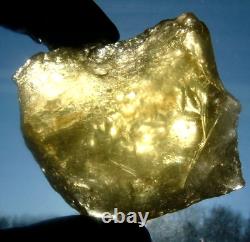 Échantillon d'impact de téktite de météorite de verre du désert libyen (650 ct) - Pierre précieuse jaune de qualité supérieure A