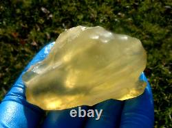 Échantillon d'impact de téktite de météorite en verre du désert libyen (415 ct) Gemme jaune à fossettes