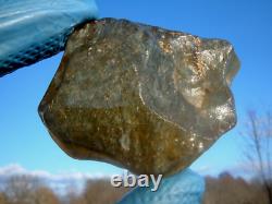 Échantillon d'impact de téktite de météorite en verre du désert libyen (680 crt) Lignes super bleues