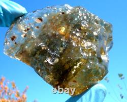 Échantillon d'impact de téktite du météorite en verre du désert libyen (566 crt) Cristobalite foncée