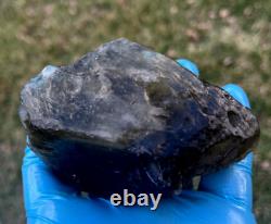 Météorite en verre du désert libyen Tektite impact spécimen (1380 crt) Noir vert foncé