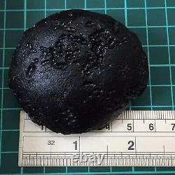 Pierre d'impact de météorite indochinite Tektite space rock 120 g gros rond