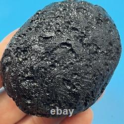 Roche spatiale de Tektite indochinite impactite de météorite 151 g ovale