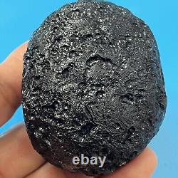 Roche spatiale de Tektite indochinite impactite de météorite 151 g ovale