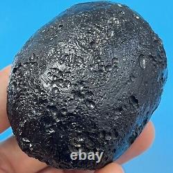 Roche spatiale de Tektite indochinite impactite de météorite 151 g ovale