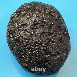 Roche spatiale de Tektite indochinite impactite de météorite 151 g ovale