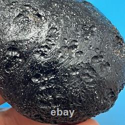 Roche spatiale de Tektite indochinite impactite de météorite 151 g ovale