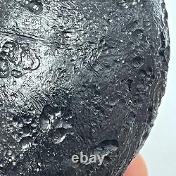 Roche spatiale de Tektite indochinite impactite de météorite 151 g ovale