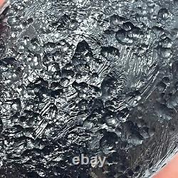 Roche spatiale de Tektite indochinite impactite de météorite 151 g ovale