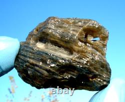 Specimen d'impact de la météorite de verre du désert libyen (250 crt) Grand trou naturel