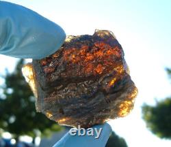 Specimen d'impact de la météorite de verre du désert libyen (250 crt) Grand trou naturel