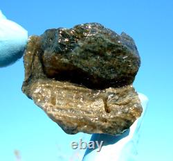 Specimen d'impact de la météorite de verre du désert libyen (250 crt) Grand trou naturel