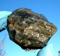 Specimen d'impact de la météorite de verre du désert libyen (250 crt) Grand trou naturel