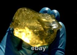 Specimen d'impact de météorite de verre du désert libyen (540 crt) gemme jaune AAAAA