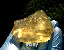 Specimen d'impact de météorite de verre du désert libyen (540 crt) gemme jaune AAAAA