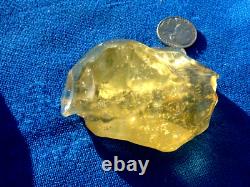 Specimen d'impact de météorite de verre du désert libyen (540 crt) gemme jaune AAAAA