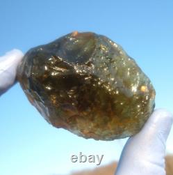 Spécimen d'impact de météorite de verre du désert libyen Tektite (540 crt) Très vert foncé