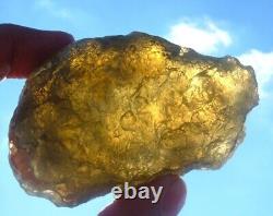 Specimen d'impact de téktite météoritique en verre du désert libyen (985 crt) - unique en son genre