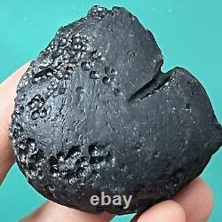 Tektite indochinite roche spatiale impactite d'impact de météorite 92 g courbe de pierre