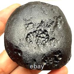 Tektite indochinite roche spatiale impactite d'une météorite impact pierre 146 g ronde