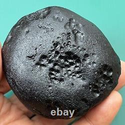 Tektite indochinite roche spatiale impactite d'une météorite impact pierre 146 g ronde