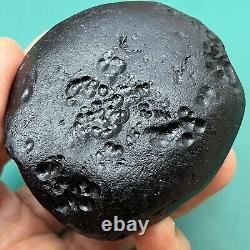 Tektite indochinite roche spatiale impactite d'une météorite impact pierre 146 g ronde