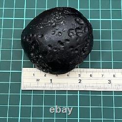 Tektite indochinite roche spatiale impactite d'une météorite impact pierre 146 g ronde