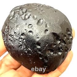 Tektite indochinite roche spatiale impactite d'une météorite impact pierre 146 g ronde