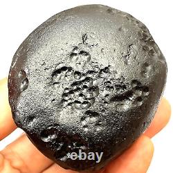 Tektite indochinite roche spatiale impactite d'une météorite impact pierre 146 g ronde