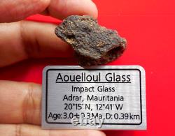 Verre d'impact AOUELLOUL de 10,75 g provenant de l'impact météoritique en Mauritanie.